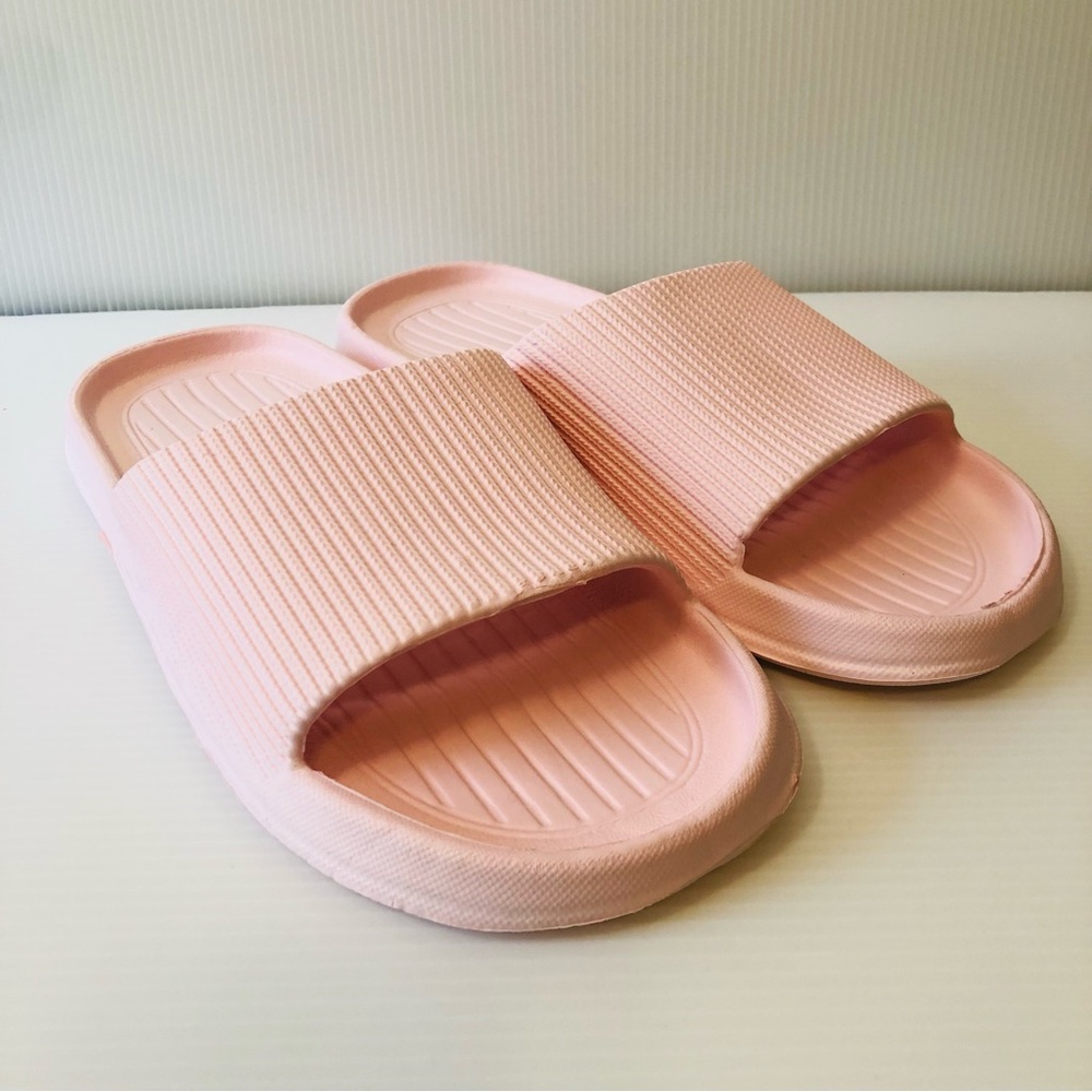 Women's Size 8 Pale Blush Pink Slide Flat Slippers Comfy Water Shoes - Picture 1 of 6